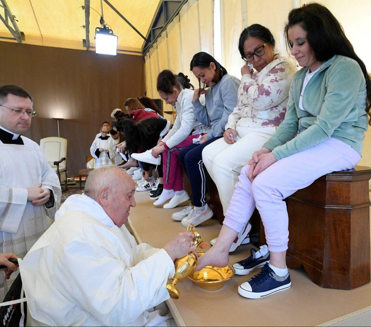 Paus Fransiskus membasuh dan mencium kaki sejumlah narapidana wanita di Penjara Rebibbia, Roma, Italia, pada Kamis (28/3/2024). Ritual membasuh dan mencium kaki narapidana ini dilakukan Paus Fransiskus ketika memimpin Misa Kamis Putih menjelang perayaan P