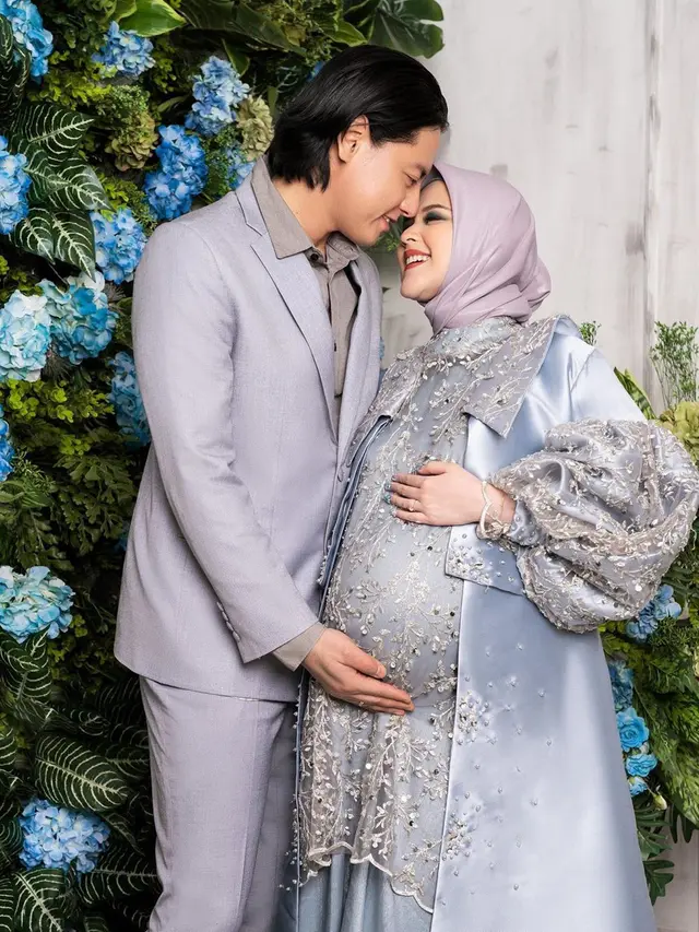 6 Gaya Maternity Shoot Roger Danuarta dan Cut Meyriska, Busananya Penuh Brokat
