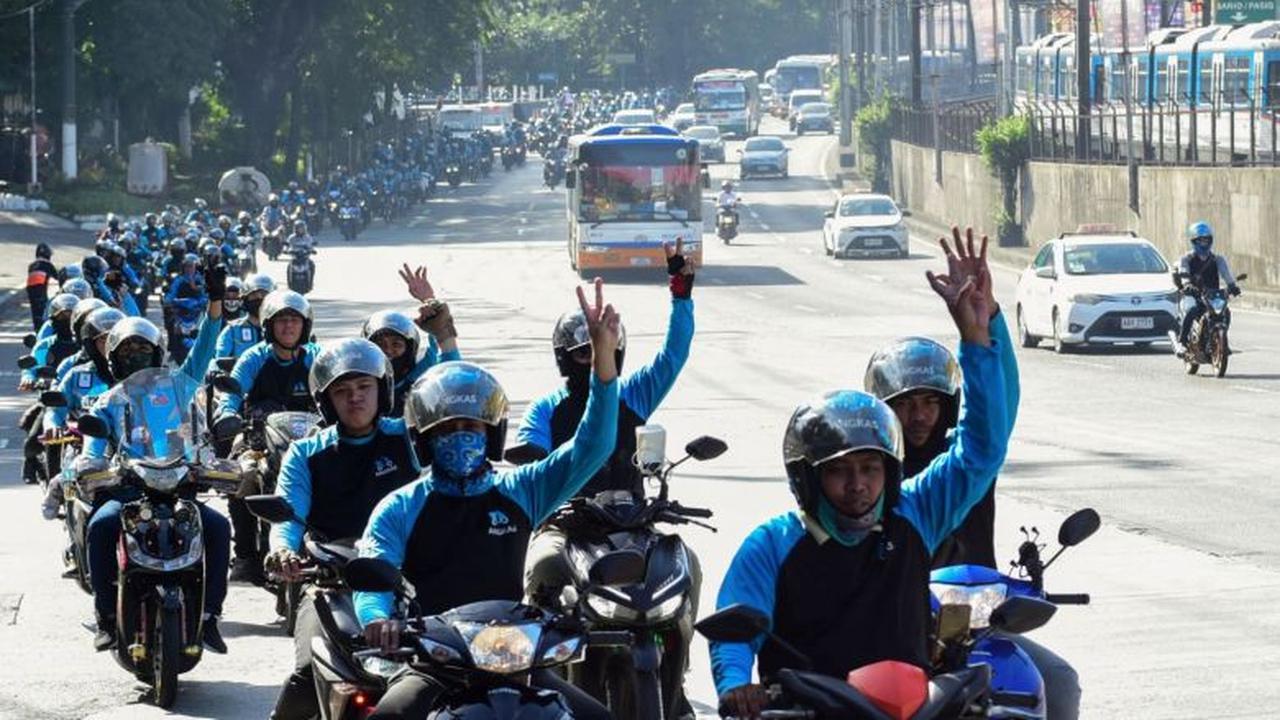 Kelompok ojek online di Filipina melakukan pawai sebagai bentuk demonstrasi.