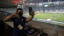 DJ Franklin Scheleger (29) berswafoto sebelum memainkan suara dan lagu menyerupai gemuruh suporter selama pertandingan antara Fluminense dan Atletico Goianiense dalam babak lanjutan Kejuaraan Brasil di Stadion Maracana, Rio de Janeiro, Brasil, pada 2 September 2020. (AFP/Mauro Pimentel)
