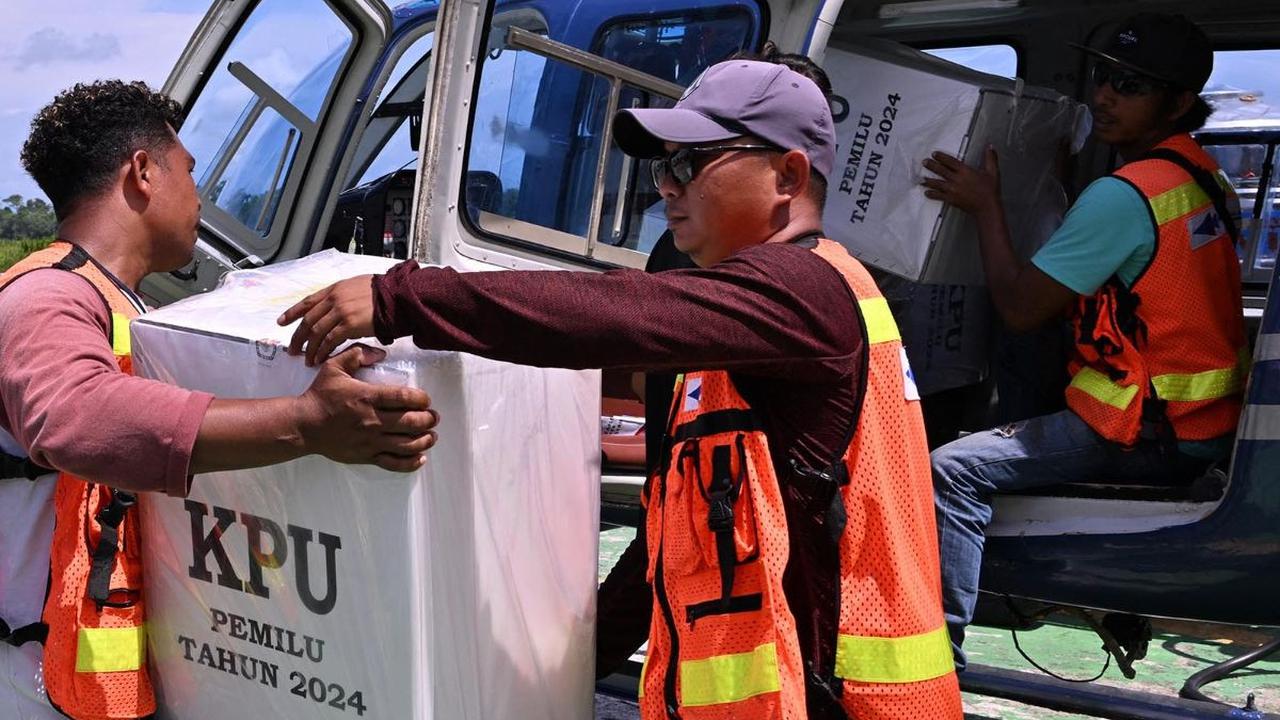 Menjelang pemungutan suara Pemilu 2024 pada 14 Februari mendatang, petugas Komisi Pemilihan Umum (KPU) mulai mendistribusikan kotak suara hingga surat suara ke Tempat Pemungutan Suara (TPS) di berbagai wilayah di Indonesia. Termasuk di wilayah terpencil P