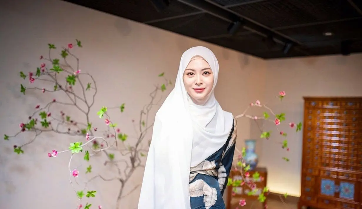 Model pashmina seperti Ayana Moon ini memberi kesan elegan pada tampilan. Cocok untuk lebaran! [Foto: IG/xolovelyayana].