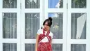 Gaya Beby Tsabina pakai kain batik yang dililit jadi dress ini bisa jadi inspirasi tampil kekinian. (Instagram/bebytsabina).