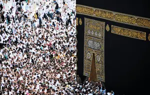 Ilustrasi ibadah haji, muslim, Ka'bah. (Foto oleh Haydan As-soendawy: https://www.pexels.com/id-id/foto/orang-berkumpul-di-dekat-ka-bah-mekkah-arab-saudi-2895295/)