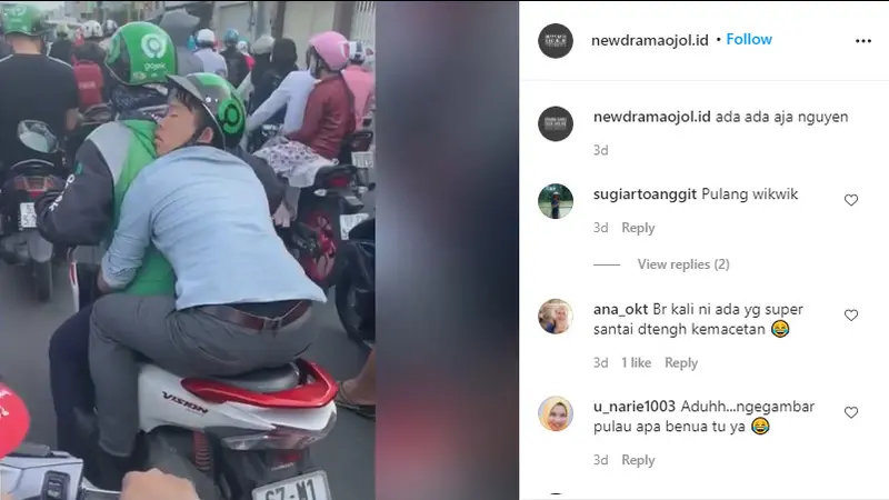 Dilansir akun Instagram @newdramaojol.id, terlihat seorang penumpang ojol tertidur sangat pulas di tengah kemacetan.