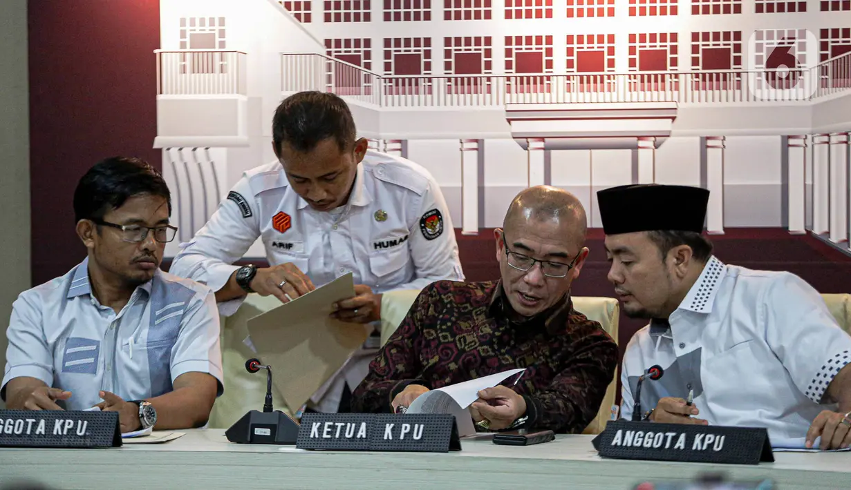 Ketua Komisi Pemilihan Umum (KPU) Hasyim Asy'ari (ketiga kiri) sesaat sebelum mengumumkan hasil rapat pleno Penetapan Pasangan Calon Presiden dan Wakil Presiden pada Pemilu 2024 di Gedung KPU RI, Jakarta, Senin (13/11/2023). (Liputan6.com/Faizal Fanani)