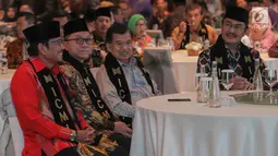 Wakil Presiden sekaligus Ketua Dewan Penasehat ICMI, Jusuf Kalla (kedua kanan), Ketua MPR Zulkifli Hasan, Ketua Umum ICMI Jimly Asshiddiqie dan Sekjen Mohammad Jafar Hafsah pada acara Halalbihalal ICMI yang bertajuk Rekonsiliasi untuk Bangsa di Jakarta, Jumat (5/6/2019). (Liputan6.com/HO/Job)