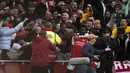 Arsenal akhirnya unggul 1-0 terlebih dahulu pada menit ke-31. Sepakan Bukayo Saka usai menerima umpan silang Kieran Tierney gagal dijangkau Ederson. (AP/Matt Dunham)