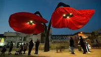 Proyek seni instalasi 'Warde' melibatkan empat bunga raksasa yang bisa kuncup dan mekar.
