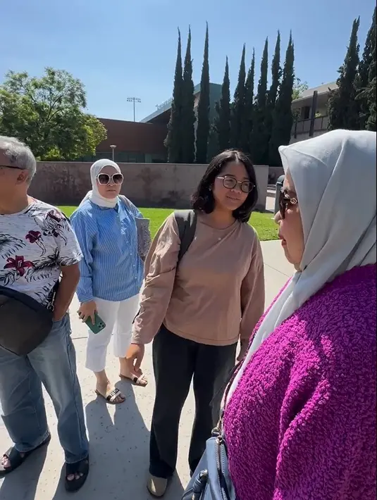 Gaya Cinta Kuya sederhana saat menemani keluarganya tour di kawasan kampusnya. Selama kuliah jauh dari orangtua, Cinta juga tak lantas berdiam diri. Ia memanfaatkan waktu untuk mencari uang tambahan. [Instagram/cintakuya]