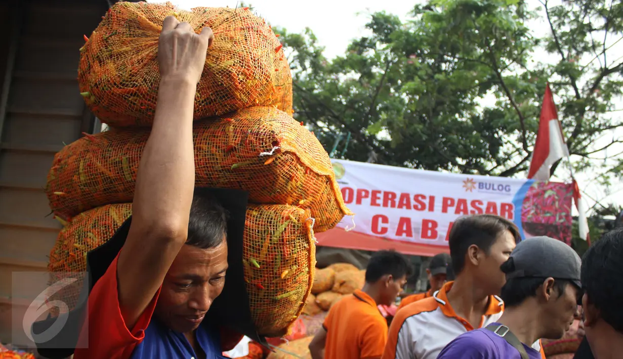 Warga memanggul karung cabai di Pasar Induk Kramat Jati, Jakarta, Sabtu (15/8/2015). Perum Bulog menggelar operasi pasar untuk menekan kenaikan harga cabai yang mencapai Rp 70.000/kg. (Liputan6.com/Gempur M Surya)