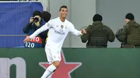 Bintang Real Madrid, Cristiano Ronaldo, mencetak dua gol dalam laga kontra Shakhtar Donetsk. Madrid meraih kemenangan 4-3 atas wakil Ukraina tersebut. (AFP/SERGEI SUPINSKY)