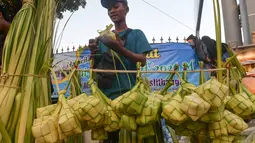Mereka memadati area pasar seiring mendekatnya Hari Raya Idul Fitri 1447 Hijriah. Tampak dalam foto, pedagang menyelesaikan produksi kulit ketupat lebaran di Pasar Pondok Labu, Jakarta, Rabu (18/3/2026). (merdeka.com/Arie Basuki)