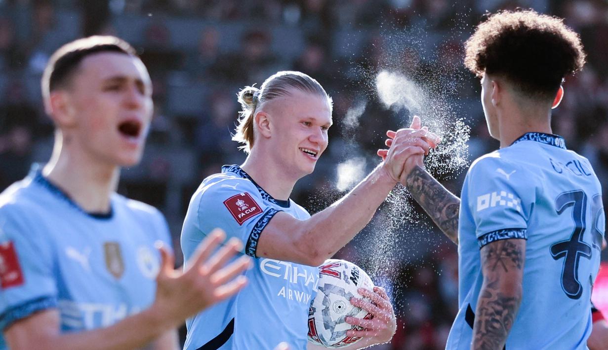 Manchester City jadi tim terakhir yang lolos ke semifinal Piala FA. Mereka mengalahkan Bournemouth dengan skor 1-2 di Stadion Vitality. Piala FA adalah satu-satunya peluang City meraih trofi musim ini. Sebelumnya mereka telah tersingkir lebih awal dari Carabao Cup, Liga Champions dan tertinggal jauh dari Liverpool sang pemuncak klasemen Premier League. (AP Photo/Ian Walton)