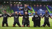 Para pemain Lyon melakukan selebrasi usai mengalahkan Manchester City pada perempat final Liga Champions di Stadion Jose Alvalade, Lisbon, Portugal, Sabtu (15/8/2020). Lyon mengalahkan Manchester City 3-1. (Franck Fife/Pool Photo via AP)
