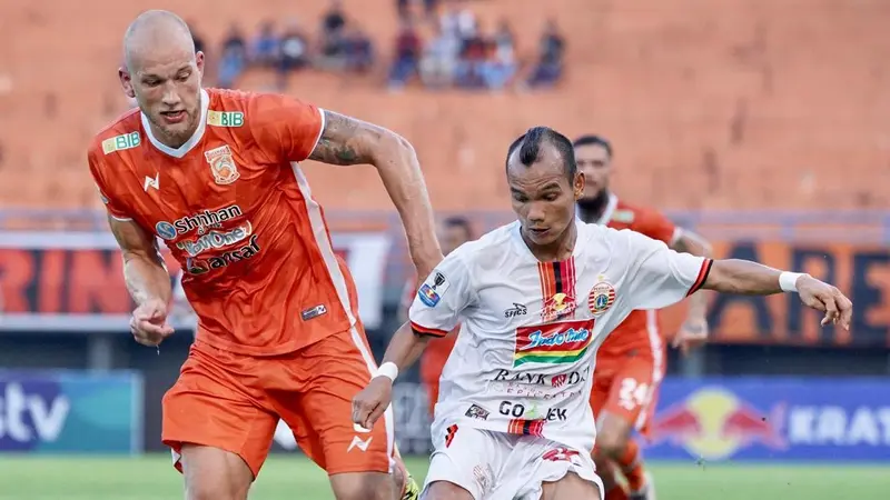 Duel bek Borneo FC, Jan Lammers dengan gelandang sayap Persija, Riko Simanjuntak