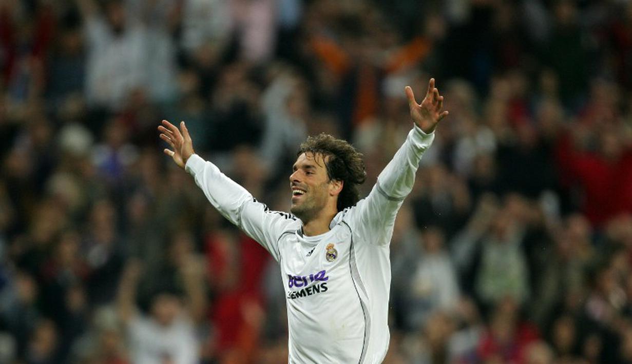 Penyerang Real Madrid Ruud Van Nistelrooy merayakan gol saat pertandingan Liga Champions melawan Steaua Bucharesti di Stadion Santiago Bernabeu, Spanyol, Rabu (1/11/2006). (AFP Photo/Pedro Armestre)