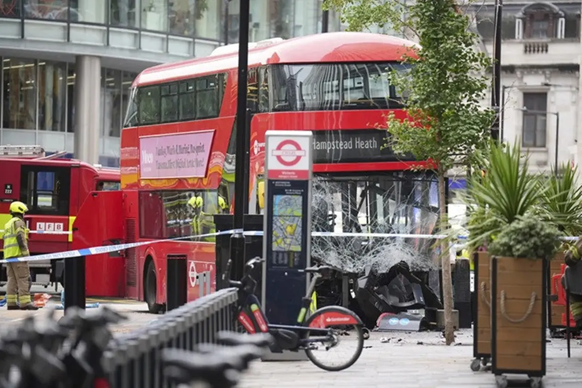 Petugas darurat menangani lokasi kecelakaan di Allington Street, London, Inggris, setelah sebuah bus tingkat mengalami insiden pada Kamis (4/9/2025).