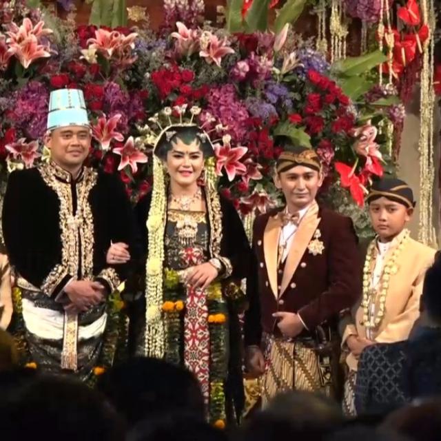 Resepsi Malam Kahiyang Ayu Bobby Nasution Unjuk Kemesraan News Entertainment Fimela Com