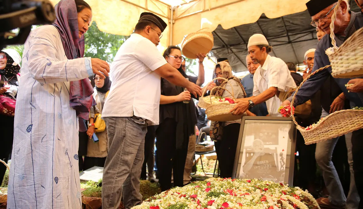 Sari juga bersyukur, kepergian om Nomo banyak didoakan oleh penggemarnya. Mewakili pihak keluarga, Sari menghaturkan banyak terima kasih. [Foto:Adrian Putra/Fimela.com]