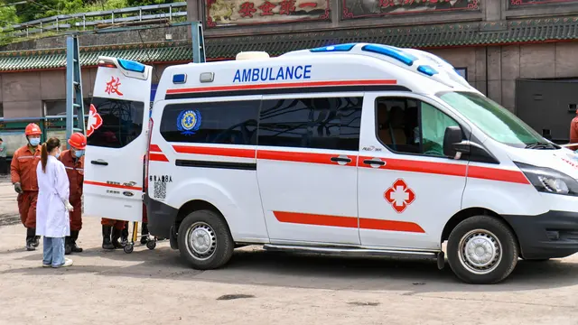 Ambulans di luar tambang batu bara setelah ledakan di tambang batu bara Liushenyu di kota Changzhi, Kabupaten Qinyuan, Provinsi Shanxi, China, pada hari Sabtu, 23 Mei 2026. (Cao Yang/Xinhua via AP)