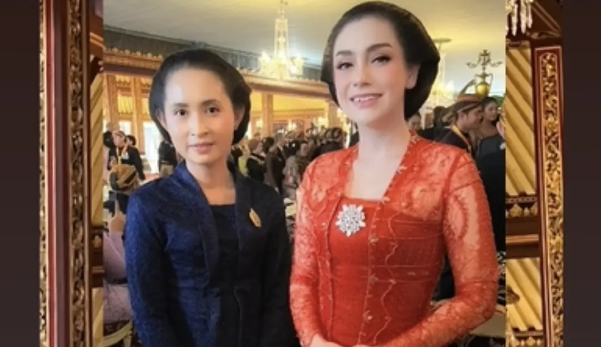 Momen spesial dalam acara ini adalah saat Celine menerima gelar kebangsawanan dari Keraton Solo. Kini ia resmi menyandang gelar Kanjeng Raden Mas Ayu, sebuah penghargaan atas hubungan baiknya dengan Keraton. [Foto: instagram/ Celine Evangelista]