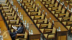 Seorang anggota dewan saat menghadiri Sidang Paripurna dengan agenda penyampaian Ikhtisar Hasil Pemeriksaan Semester (IHPS) BPK, Jakarta, Senin (5/10/2015). Banyak anggota DPR yang tidak hadir saat sidang tersebut. (Liputan6.com/JohanTallo)