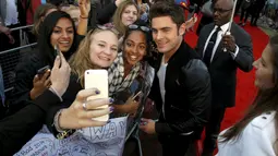 Aktor Zac Efron berfoto selfie dengan para penggemarnya saat menghadiri pemutaran perdana film 'We Are Your Friends' di Brixton Oval, London, Inggris. Selasa (11/8/2015). (REUTERS/Luke MacGregor)