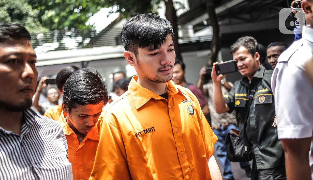 Pedangdut Septyan Arochman alias Daffa bersama tersangka lain dihadirkan dalam rilis narkoba di Ditresnarkoba Polda Metro Jaya, Senin (7/10/2019). Daffa ditangkap di wilayah Tanah Abang, pada Sabtu (5/10) dini hari dengan barang bukti satu bungkus sabu seberat 0,73 gram. (Liputan6.com/Faizal Fanani)