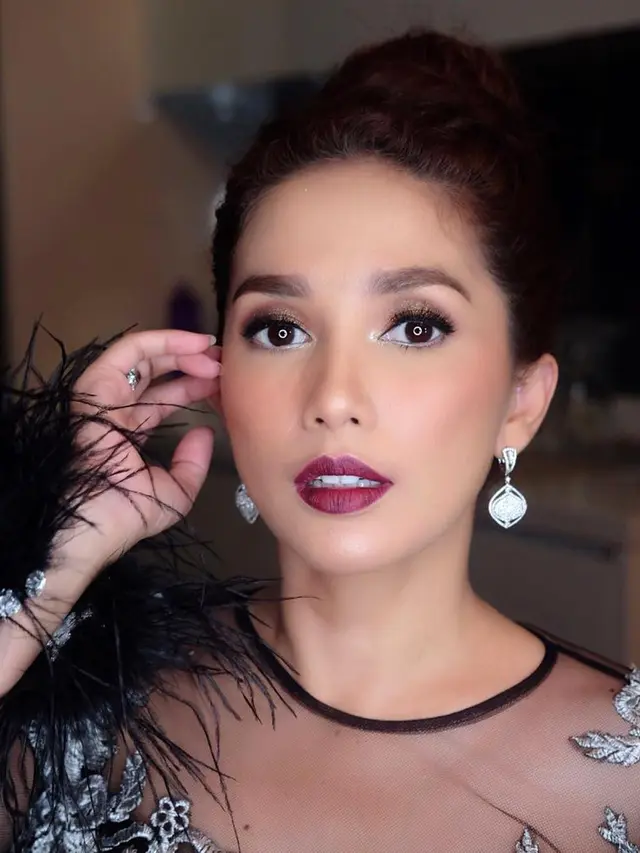 [Bintang] Dari Makeup Simpel Sampai Glamor, Dandanan Ussy Sulistiawaty Ini Bikin Andhika Pratama Jatuh Hati