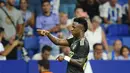 Penyerang Real Madrid, Vinicius Junior berselebrasi usai mencetak gol ke gawang Espanyol pada pertandingan lanjutan La Liga Spanyol di stadion Camp Nou di Barcelona, Spanyol, Senin (29/8/2022). Benzema mencetak dua gol dan mengantar Madrid menang atas Espanyol 3-1. (AP Photo/Joan Mateu Parra)