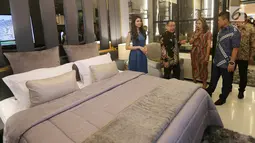 Jajaran Direksi Cartensz Residence, JHL Group dan PT.JBC berbincang saat peluncuran show unit pertama Cartensz Residence di Tangerang Selatan, Rabu (25/10). Cartensz Residence akan dibangun di lahan seluas 1,25 hektar (Liputan6.com/Pool)
