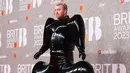 <p>Perancang busana memaparkan, busana ini terinspirasi dari komentar kebencian terhadap Sam Smith terkait postur tubuhnya. (Foto: Instagram/samsmith)</p>