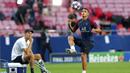 Pelatih Paris Saint-Germain (PSG), Thomas Tuchel, mengamati Thiago Silva saat latihan jelang laga final Liga Champions di Stadion The Luz, Portugal, Sabtu (22/8/2020). PSG akan berhadapan dengan Bayern Munchen. (Miguel A. Lopes/Pool via AP)