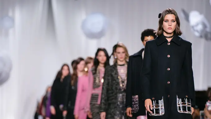 6 Tampilan Penélope Cruz-Sofia Coppola di Fashion Show Chanel 2021/22 Métiers d'Art