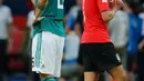 Pemain timnas Jerman, Niklas Suele bereaksi di sebelah pemain Korea Selatan, Son Heung-min yang berselebrasi pada laga Grup F di Kazan Arena, Rabu (27/6). Langkah Jerman terhenti di Piala Dunia 2018 setelah kalah dari Korsel. (AP Photo/Frank Augstein)