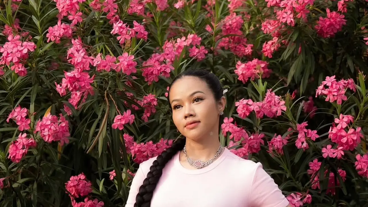 Yura Yunita Tampil Stylish dengan Gaya Y2K Nuansa Brave Pink-Hero Green di Atas Panggung