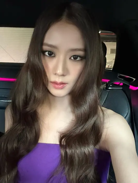 Jisoo Blackpink berselfie di dalam mobil saat bersiap hadir di Dior Paris Fashion Show 2023. Jisoo menata rambut panjangnya dibiarkan tergerai dan ditata bergelombang. Sedangkan makeup-nya terlihat flawless dengan smokey eye dan lipstik bernuansa nude peach. (Instagram/sooyaaa__)