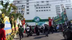 Beberapa peserta tampak memasuki lokasi Muktamar Partai Kebangkitan Bangsa   yang digelar di Surabaya (Liputan6.com/Aditia Saputra)