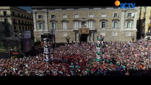 Atraksi membentuk piramida manusia bagian dari festival tradisional La Merce di Barcelona, Spanyol.