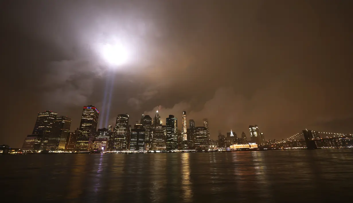 Penghormatan  9/11 dalam Cahaya bersinar di atas kaki langit Manhattan di New York City (10/9/2020). Tribute in Light tahunan National September 11 Memorial & Museum awalnya dibatalkan tahun ini karena pandemi COVID-19. (Michael M. Santiago/Getty Images/AFP)