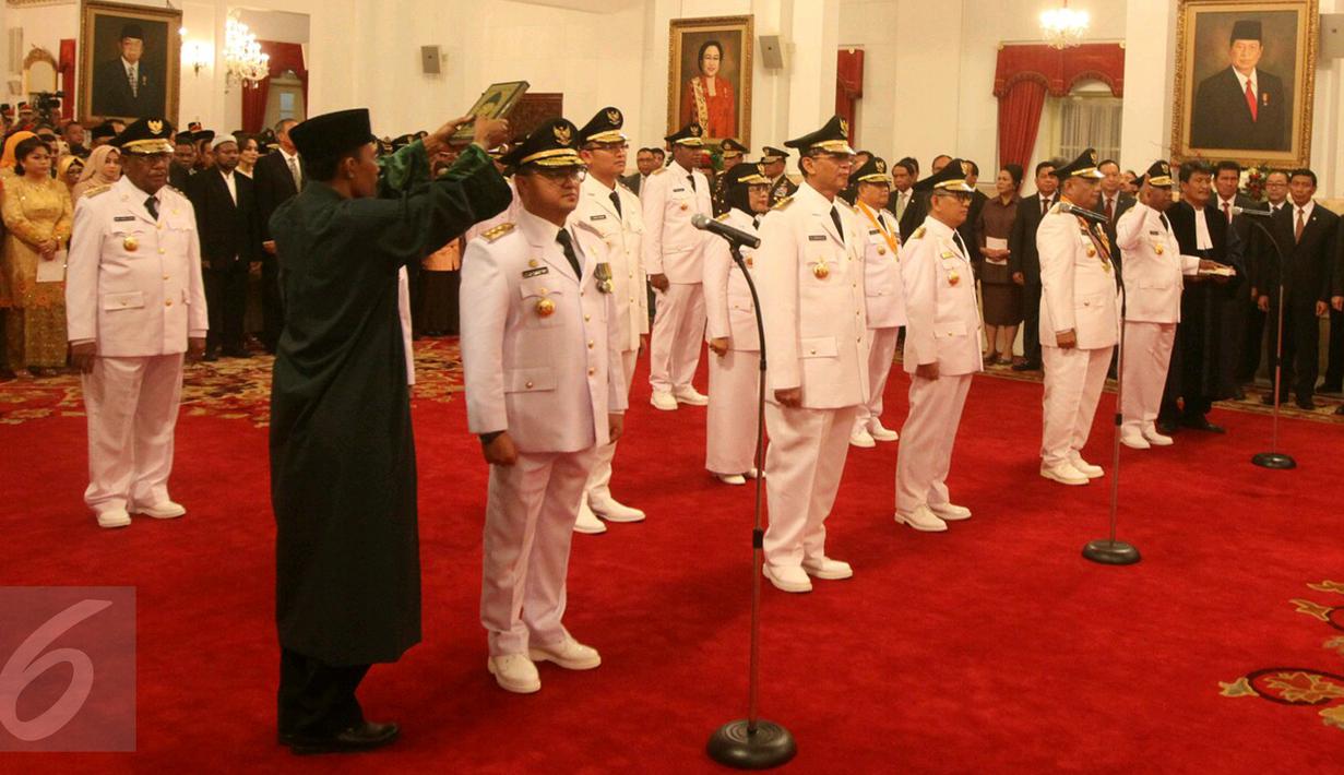 Lima Gubernur dan Wagub baru saat disumpah jabatan di Istana Negara, Jakarta, Jumat (12/5). Presiden Joko Widodo melantik lima gubernur/wagub terpilih hasil Pilkada Serentak 2017. (Liputan6.com)