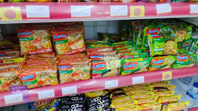 Deretan mi instan di sebuah minimarket di daerah Cengkareng Tangerang Banten. (Firda Makarimah)