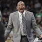 Teriakan pelatih Los Angeles Clippers, Doc Rivers kepada  wasit saat melawan San Antonio Spurs pada laga NBA di AT&T Center, San Antonio (5/11/2016).  Spurs kalah 92-116. (AP/Eric Gay)