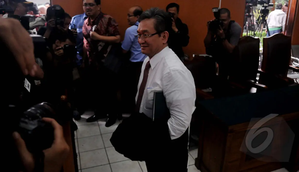 Tim kuasa hukum BG, Maqdir Ismail bersiap memberikan keterangan pada sejumlah wartawan usai sidang praperadilan di PN Jakarta Selatan, Senin (16/2/2015).  Sidang beragendakan pembacaan putusan oleh hakim PN Jakarta Selatan. (Liputan6.com/Johan Tallo)