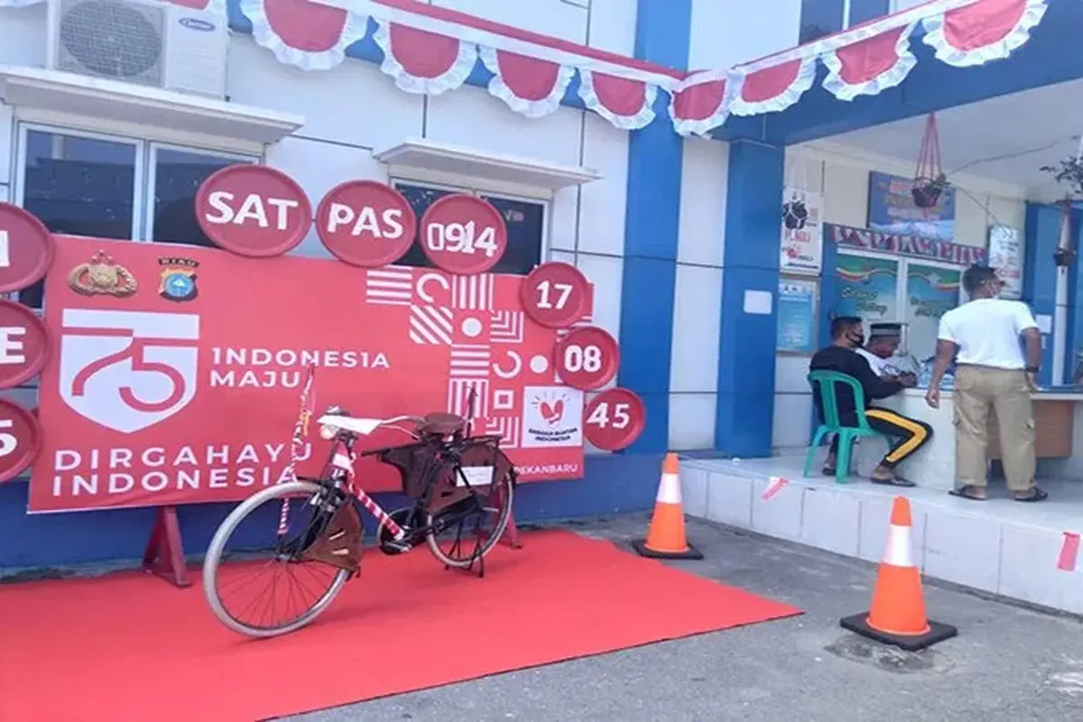Petugas Satpas Pakai Kostum Pahlawan NTMC Polri)
