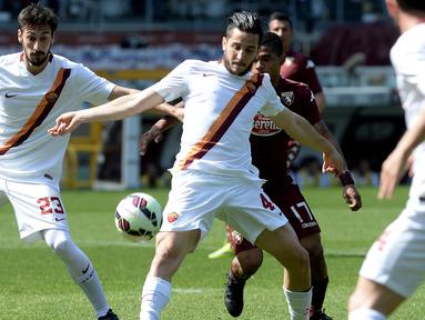 AS Roma kerepotan membongkar pertahanan Torino. Alhasil, I Lupi harus puas bermain sama kuat 0-0 di paruh pertama. (AP Photo/Massimo Pinca)