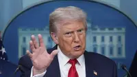 Presiden Donald Trump saat berbicara kepada para wartawan di Ruang James Brady Press Briefing di Gedung Putih, Washington, DC pada Senin (11/8/2025). (Dok. AP/Alex Brandon)