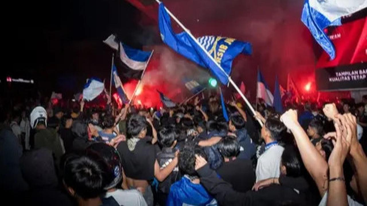 Laga Persib Vs Persis Solo Ricuh, Bobotoh Tak Bertiket Memaksa Masuk Stadion GBLA hingga Robohkan Pagar