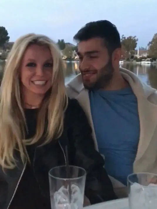 Selain itu, Britney Spears dan Sam Asghari telah melakukan dinner romantis lebih dulu sebelumnya. Dari video yang diunggah Britney, keduanya pun tak sungkan lagi berciuman pamer kemesraan di depan umum. (Instagram/britneyspears)